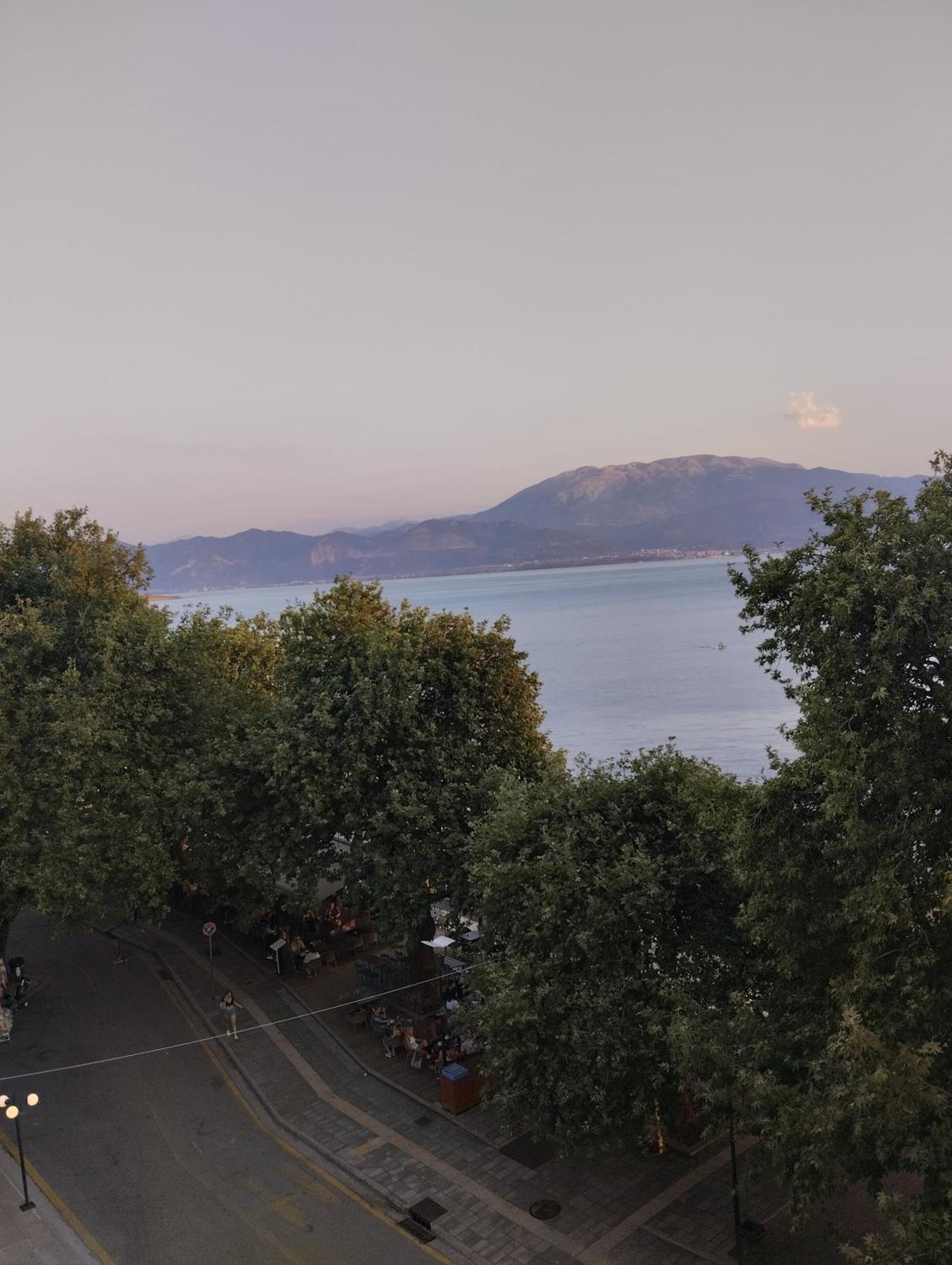 Appartement Πέτρινο Στη Θάλασσα à Nafpaktos Extérieur photo
