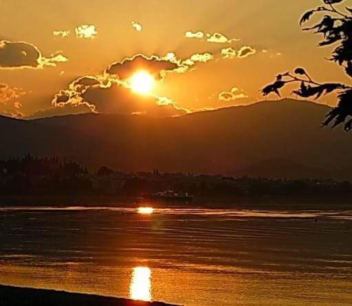 Appartement Πέτρινο Στη Θάλασσα à Nafpaktos Extérieur photo